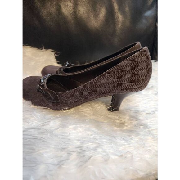 Fashion Bug Womens Size 7.5 Brown Fabric Slip On 3" Heel Pump - Picture 4 of 8